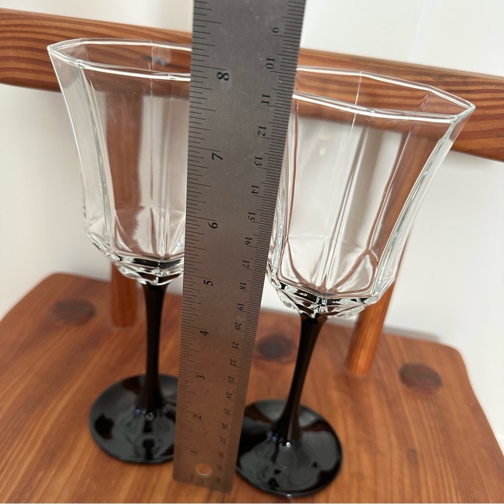 Set of 2 Vintage Arcoroc Octime Wine Glasses Black Stem - Picture 4 of 5